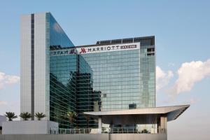 un gran edificio de cristal con un cartel marriott en él en Marriott Marquis Houston en Houston