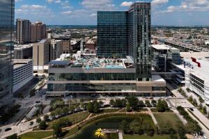 una vista aérea de una ciudad con edificios altos en Marriott Marquis Houston, en Houston