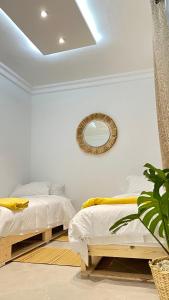 Una cama o camas en una habitación de RABAT Appartement COSY CENTRE VILLE AU FRONT DE MER