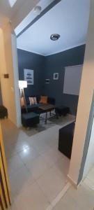 uma sala de estar com um sofá e uma mesa em Departamento 1 interno - centro - Inst Cardiologico - cochera em Corrientes