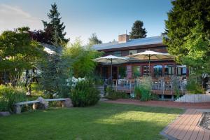 a house with umbrellas in a yard at Hotel Pension Blumenbach in Berlin