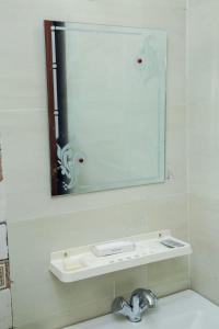 einen Spiegel über einem Waschbecken im Bad in der Unterkunft 2 BHK Independent Flat at Ganpati Infinity Vrinadvan in Mathura