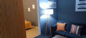 a blue room with a blue couch and a lamp at Departamento 1 interno - centro - Inst Cardiologico - cochera in Corrientes