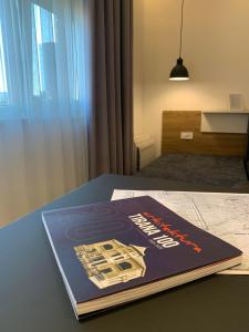 książka siedząca na stole w obiekcie Urban Rooms w Tiranie