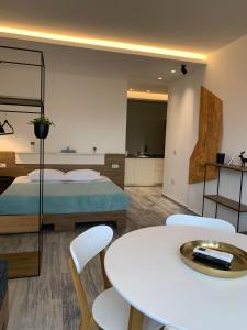 sypialnia z łóżkiem, stołem i krzesłami w obiekcie Urban Rooms w Tiranie