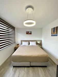 sypialnia z dużym łóżkiem w pokoju w obiekcie Stone Bridge Hotel w mieście Peć