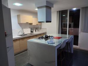 Kuchyň nebo kuchyňský kout v ubytování Riviera Penthouse + 8 fotografií