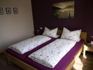 twee bedden naast elkaar in een slaapkamer bij Ferienwohnung Bing in Rust +7 foto's