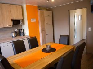 um quarto com uma mesa e cadeiras e uma cozinha em Ferienwohnung Bing em Rust