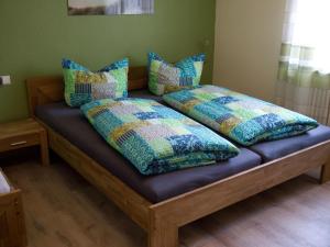 een bed met twee kussens erop bij Ferienwohnung Bing in Rust
