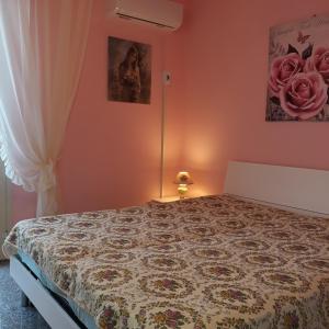 a bedroom with a bed in a room with orange walls at Casa Rosette in Pozzallo