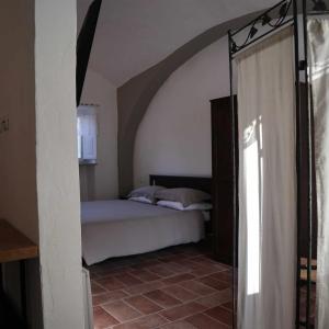 1 dormitorio con 1 cama en una habitación con ventana en La Bolgora Guesthouse, en Novara