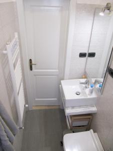 ein Badezimmer mit einem weißen Waschbecken und einem WC in der Unterkunft La Casa sul Corso in Leonforte