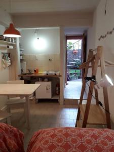 a kitchen and dining room with a table and a ladder at Trabun in San Martín de los Andes