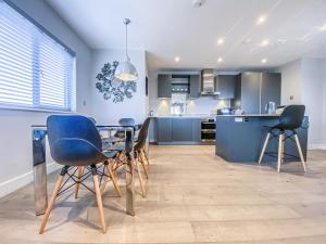 een keuken en eetkamer met een tafel en stoelen bij Geneva House Apartments by Elegance Living in Peterborough