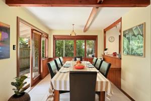 - une salle à manger avec une table et des chaises dans l'établissement Fendalton Villa - Christchurch Holiday Home, à Christchurch