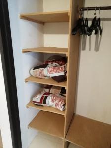 een kast met houten planken en kussens bij Balcarce Suits PB in Bell Ville