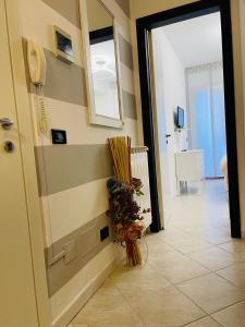 a hallway with a door leading to a room at Acciuga in Monterosso al Mare