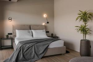 ケファロニアにあるVilla Anait Kefaloniaのベッドルーム1室(ベッド1台、鉢植えの植物2本付)