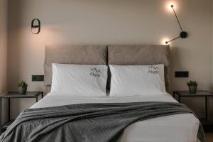 ケファロニアにあるVilla Anait Kefaloniaのベッドルーム1室(大型ベッド1台、枕2つ付)