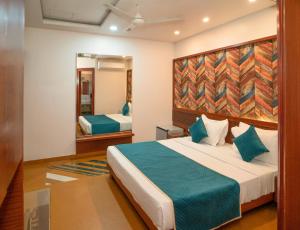 Un pat sau paturi într-o cameră la Uddhav Vilas A Family Hotel
