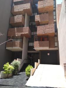 een gebouw met balkons aan de zijkant bij Balcarce Suits PB in Bell Ville