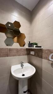y baño con lavabo y espejo. en RABAT Appartement COSY CENTRE VILLE AU FRONT DE MER en Rabat
