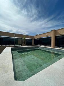 uma piscina no meio de um edifício em Flat Golden Plaza - Lourdes em Belo Horizonte