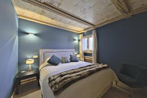 ツェエリーナにあるLa Remisa - Celerinaの青い壁のベッドルーム1室(ベッド1台付)