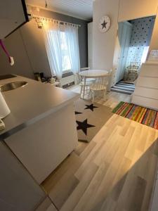 uma cozinha com um balcão e uma mesa com estrelas no chão em Villa Oiva em Ylihärmä