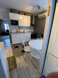 uma cozinha com uma mesa e duas cadeiras e uma mesa e uma cozinha em Villa Oiva em Ylihärmä