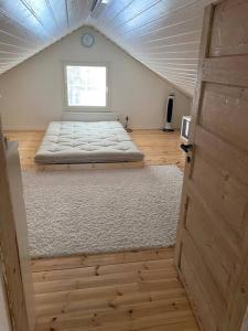 1 dormitorio con 1 cama en una habitación con ventana en Villa Oiva, en Ylihärmä
