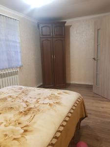 - une chambre avec un grand lit fleuri dans l'établissement Hakobyan's Home, à Gyumri