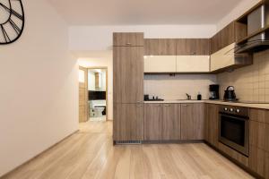 Virtuvė arba virtuvėlė apgyvendinimo įstaigoje THE SOUL of Nowa Huta - free garage
