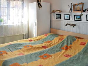 een slaapkamer met een bed met een dekbed erop bij Holiday home TJÖRNARP VII in Tjörnarp
