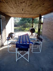un grupo de sillas y una mesa en un patio en La Rosadita en Termas de Río Hondo