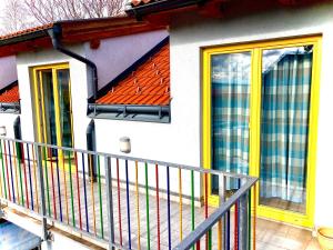 Cette maison dispose de portes colorées et d'un balcon. dans l'établissement Gästezimmer Puzwidu, à Vienne