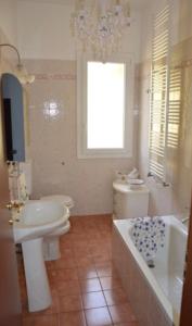 ein Badezimmer mit einer Badewanne, einem WC und einem Waschbecken in der Unterkunft B&B MARILYN in Ravenna