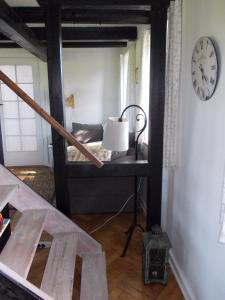 Zimmer mit einem Bett und einer Uhr an der Wand in der Unterkunft Paradiset Holiday House in Blans