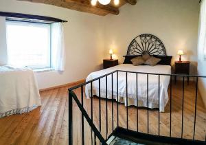 1 dormitorio con cama y ventana en Villa Barone Alfieri - Pozzallo RG, en Pozzallo