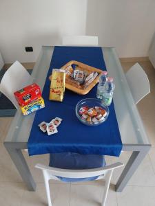 una mesa azul con una bandeja de comida. en Appartamento Memorie en Otranto