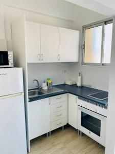 Kuchyňa alebo kuchynka v ubytovaní Estudio con amplia terraza en Puerto de la Cruz