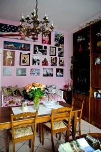 B&B MARILYN في رافينا: غرفة طعام مع طاولة مع إناء من الزهور