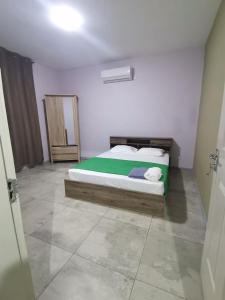 1 dormitorio con 1 cama en una habitación en Residence YG, en Palmyre