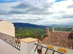 una vista desde el techo de una casa en La Jacaranda en Casarabonela