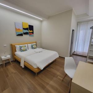 sypialnia z łóżkiem i stołem w obiekcie B&B Salerno Urban Suite 57 w mieście Salerno