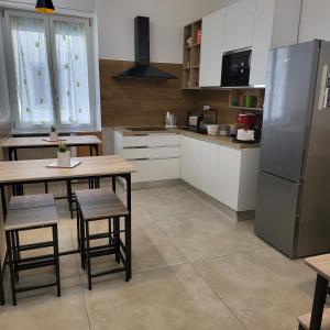 uma cozinha com uma mesa e um frigorífico em B&B Salerno Urban Suite 57 em Salerno