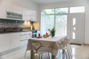 Η κουζίνα ή μικρή κουζίνα στο House City Center with Garden
