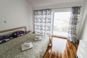 Ένα ή περισσότερα κρεβάτια σε δωμάτιο στο House City Center with Garden