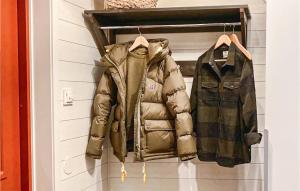 una chaqueta colgando de un perchero en una pared en Stunning Apartment In Slen With Kitchen, en Sälen